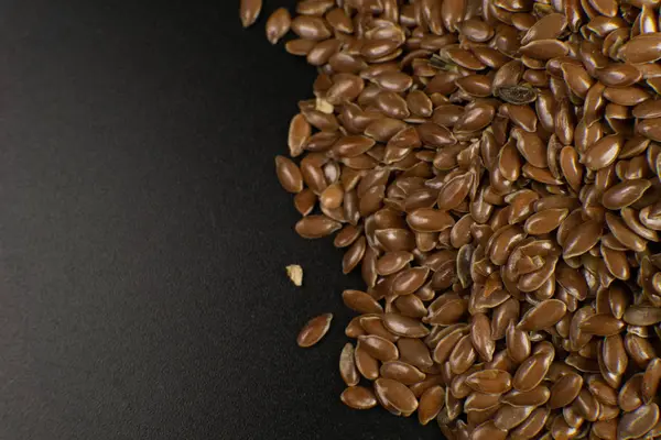 Brown Flax seed. Also known as Linseed, Flaxseed and Common Flax. Closeup of grains, background use. — Stock Photo, Image