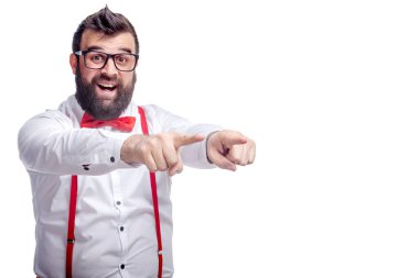 Sakallı, beyaz gömlekli bir adam duygularını gösterir.