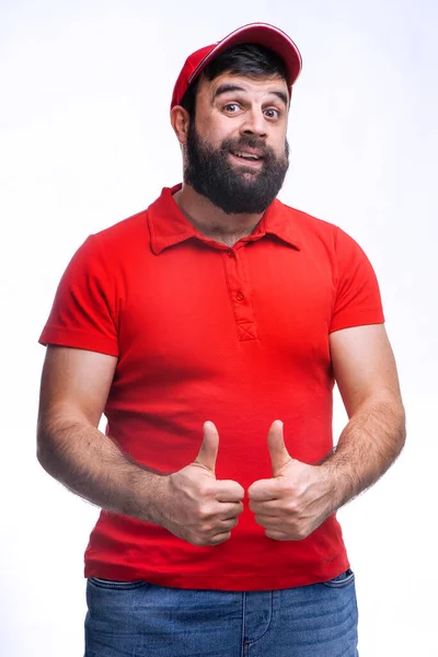 Человек Бородой Красной Футболке Кепке Белом Фоне Студии — стоковое фото