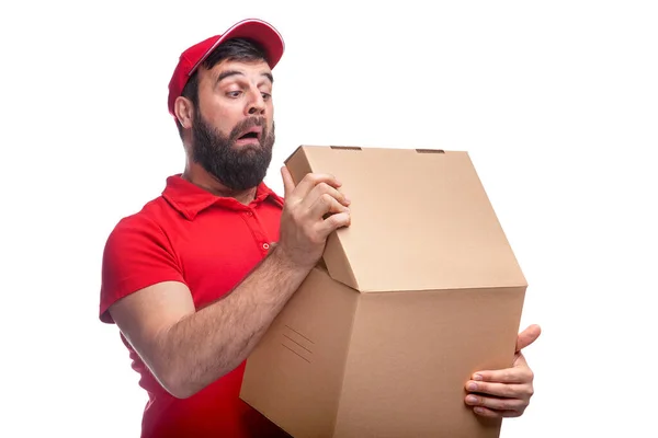 Uomo Con Barba Tiene Una Scatola Una Shirt Rossa Cappello — Foto Stock