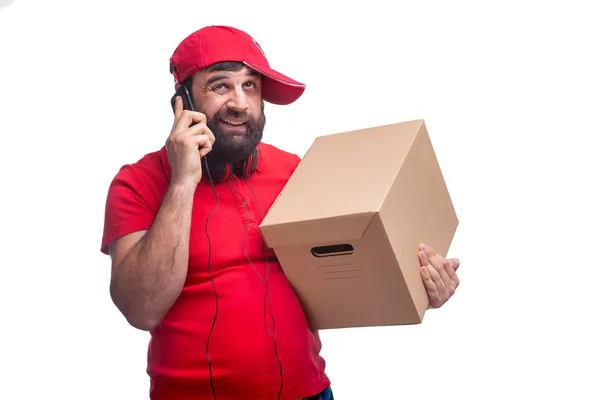 Uomo Con Barba Tiene Una Scatola Una Shirt Rossa Cappello — Foto Stock