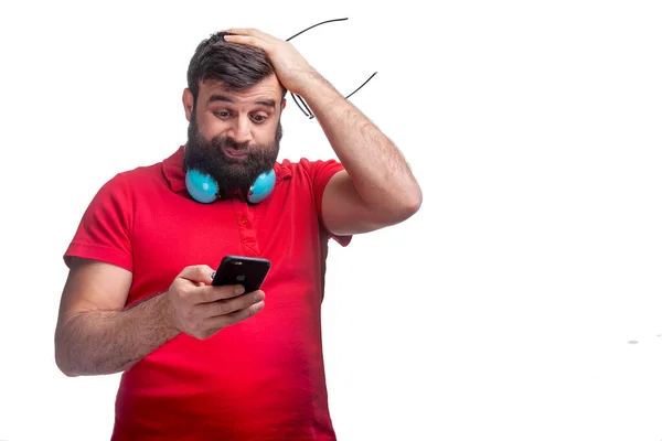 Homem Uma Camiseta Vermelha Com Barba Fones Ouvido Segura Telefone — Fotografia de Stock