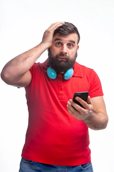 Homem Uma Camiseta Vermelha Com Barba Fones Ouvido Segura Telefone — Fotografia de Stock