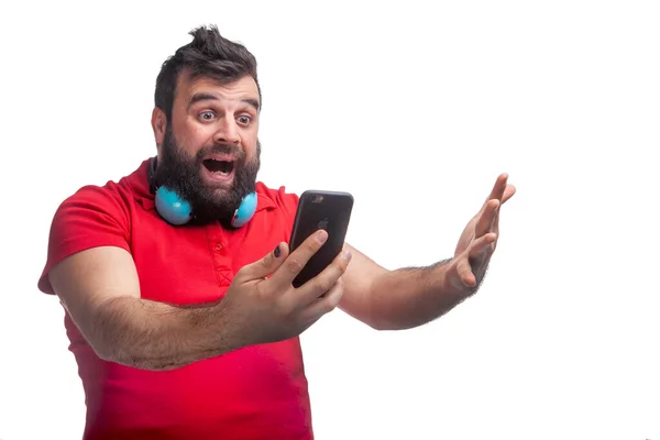 Homem Uma Camiseta Vermelha Com Barba Fones Ouvido Segura Telefone — Fotografia de Stock