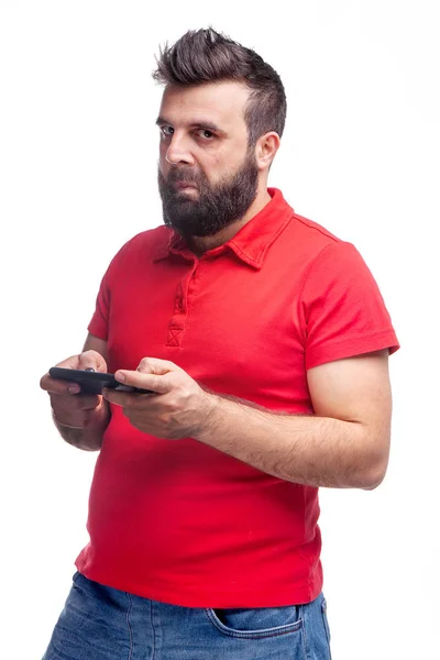 Homem Uma Camiseta Vermelha Com Barba Fones Ouvido Segura Telefone — Fotografia de Stock