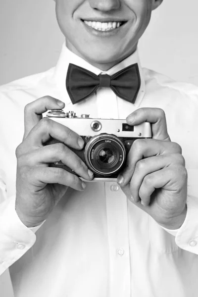 Jovem Segurando Uma Câmera — Fotografia de Stock