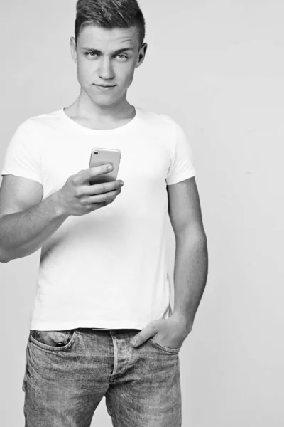 Jonge Man Met Een Telefoon Zijn Handen — Stockfoto