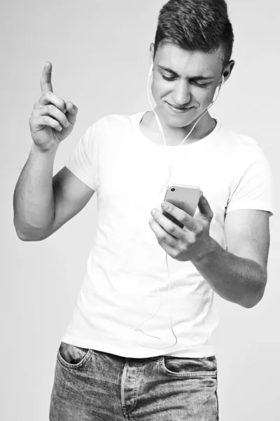 Jonge Man Met Een Telefoon Zijn Handen — Stockfoto