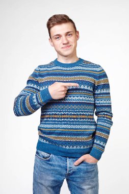 Genç adam duygularını gösterir.