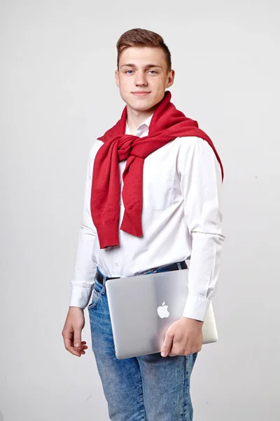 Ukraine Kherson April 2019 Man Het Witte Shirt Houdt Emotioneel — Stockfoto