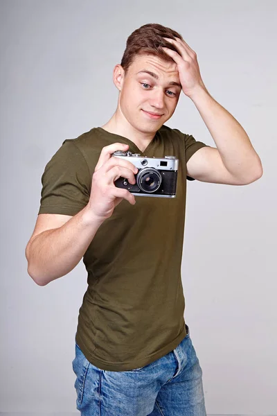 Giovane Uomo Possesso Una Fotocamera — Foto Stock