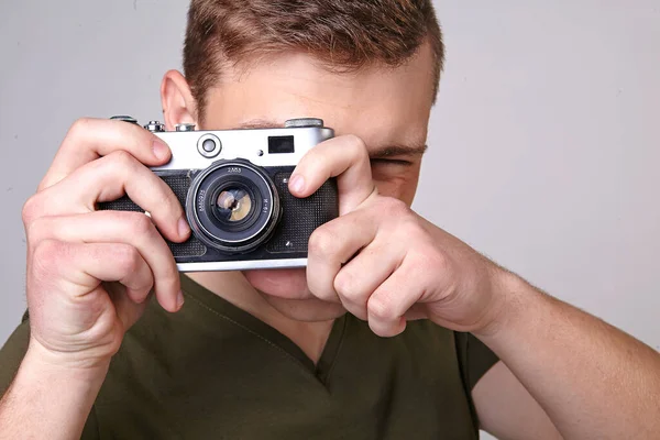 Joven Sosteniendo Una Cámara —  Fotos de Stock