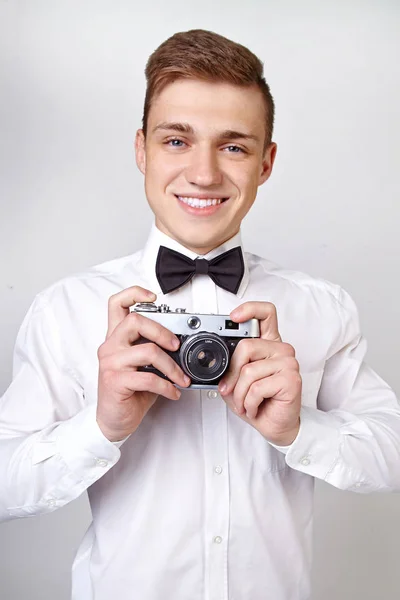 Jongeman Met Een Camera — Stockfoto