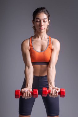 Stüdyoda poz veren bayan sporcu