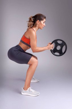 Sandalyede egzersiz yapan kadın sporcu.