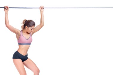 Sandalyede egzersiz yapan kadın sporcu.