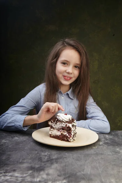 Girl Eating Cake Studio — 스톡 사진