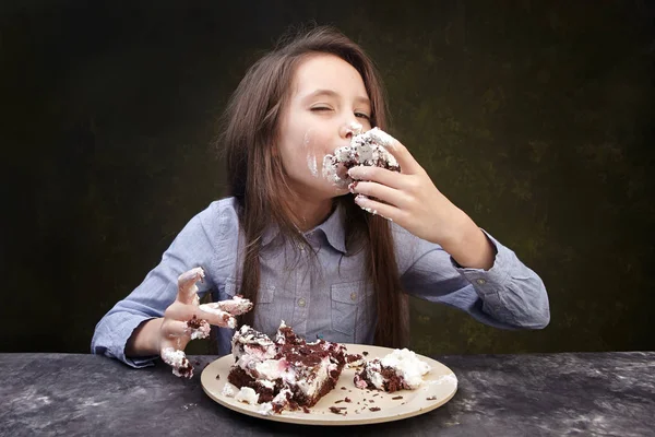 Girl Eating Cake Studio — 스톡 사진