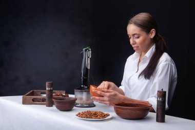 Beyaz gömlekli bir kız yemek pişirir stüdyoda şeker yapar.