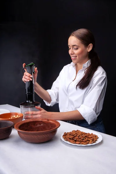 Chica Cocinar Una Camisa Blanca Hace Dulces Estudio Mesa — Foto de Stock