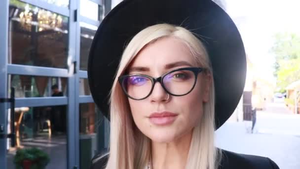 Femme Blonde Vêtements Mode Extérieur — Video