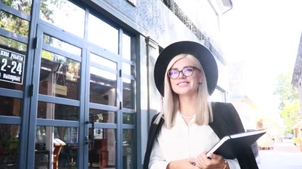 Femme Blonde Vêtements Mode Extérieur — Video