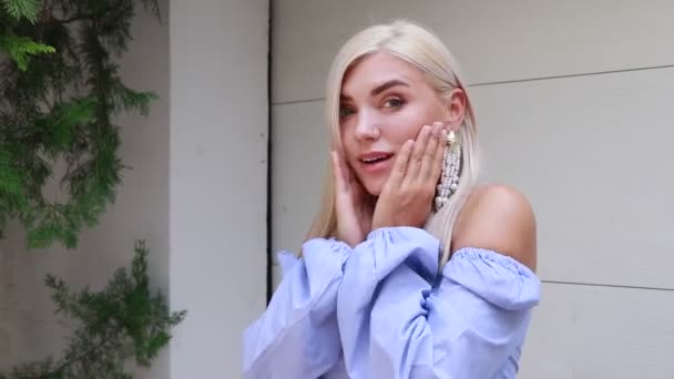 Blonde Woman Fashionable Clothes Outdoors — Videoclip de stoc