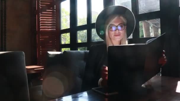 Femme Blonde Dans Chapeau Noir Une Table Dans Restaurant — Video