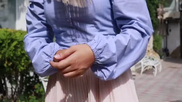 ブロンド女性でファッショナブルな服屋外 — ストック動画