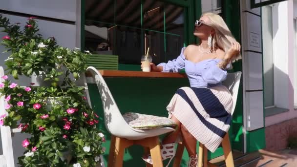 Uma Menina Perto Restaurante Bebe Cocktail — Vídeo de Stock