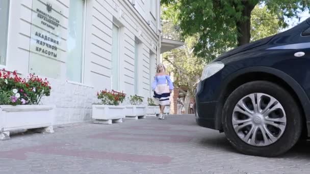 Блондинка Модной Одежде Открытом Воздухе — стоковое видео