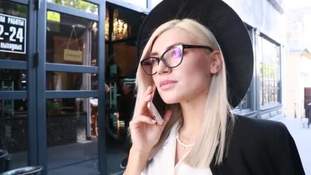 Блондинка Модной Одежде Открытом Воздухе — стоковое видео