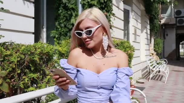 Blonde Woman Fashionable Clothes Outdoors — Stock Video