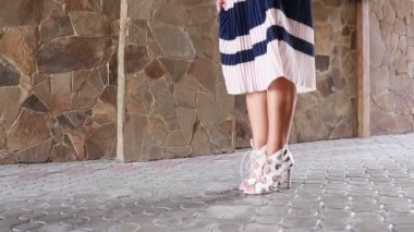 Dışarıda şık giyinmiş sarışın bir kadın.