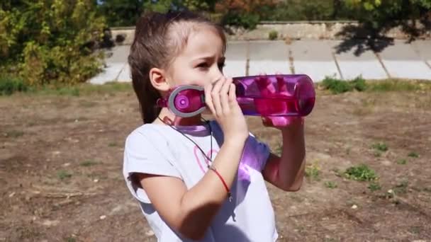 Ragazza Beve Acqua All Aperto Dopo Sport — Video Stock