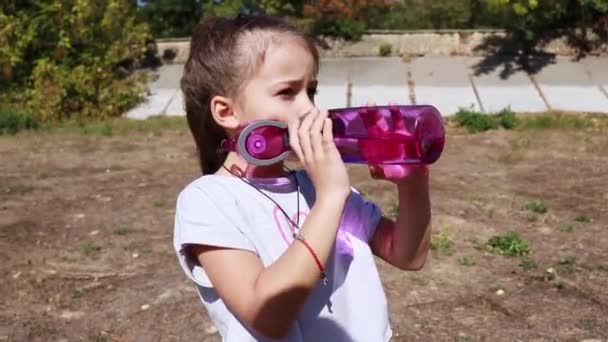 Девушка Пьет Воду Открытом Воздухе После Спорта — стоковое видео