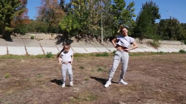 妈妈和女儿在户外做运动 — 图库视频影像