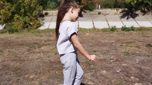 Chica Bailando Saltando Naturaleza — Vídeos de Stock