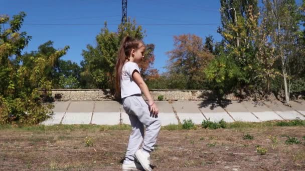 Κορίτσι Χορεύει Και Πηδάει Στη Φύση — Αρχείο Βίντεο
