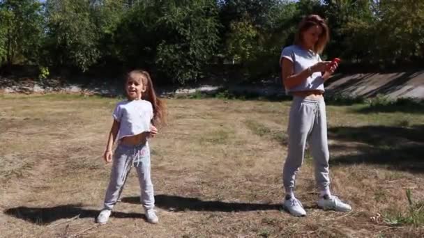 Mamma Och Dotter Sportar Utomhus — Stockvideo