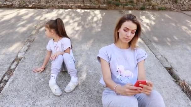 母親と娘は屋外で遊ぶ — ストック動画