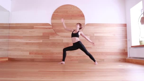 Chica Haciendo Yoga Gimnasio — Vídeos de Stock