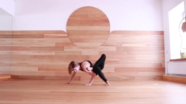 Kız Spor Salonunda Yoga Yapıyor — Stok video
