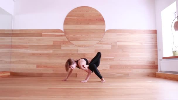 Chica Haciendo Yoga Gimnasio — Vídeos de Stock