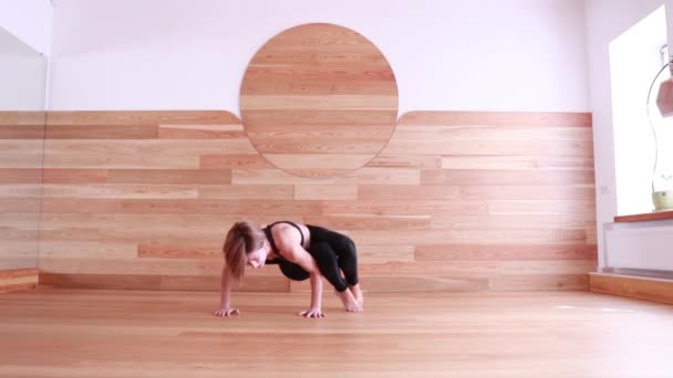 Chica Haciendo Yoga Gimnasio — Vídeos de Stock