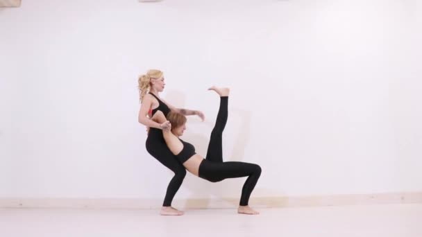 Chica Haciendo Yoga Gimnasio — Vídeo de stock