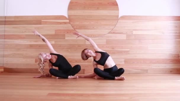 Meisje Doet Yoga Sportschool — Stockvideo