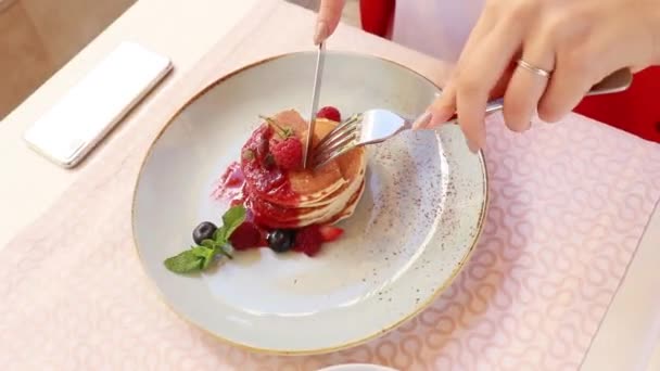 餐馆里的草莓果酱煎饼 — 图库视频影像