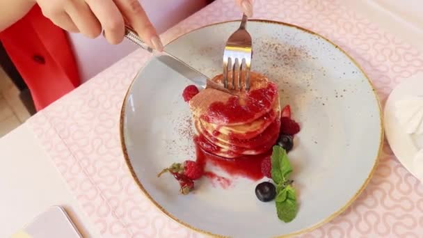 Pannenkoeken Met Aardbeienjam Een Restaurant — Stockvideo