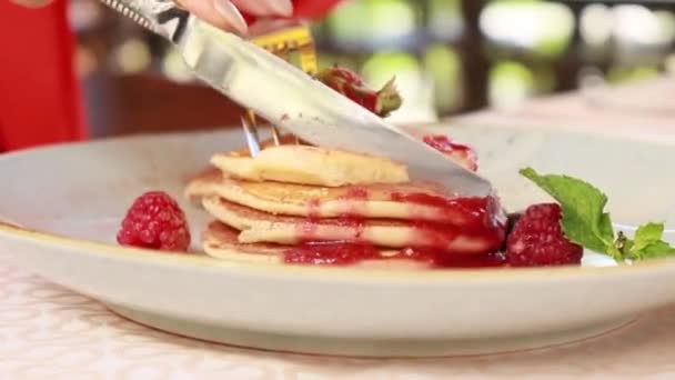 Panqueques Con Mermelada Fresa Restaurante — Vídeo de stock